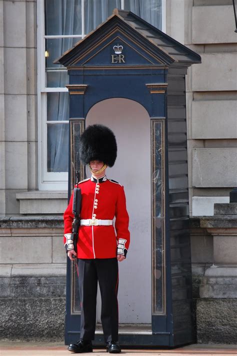 London Guard | Buckingham palace london, British heritage, Buckingham ...