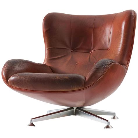 Illum Wikkelsø Swivel Lounge Chair in Brown Leather For Sale at 1stdibs