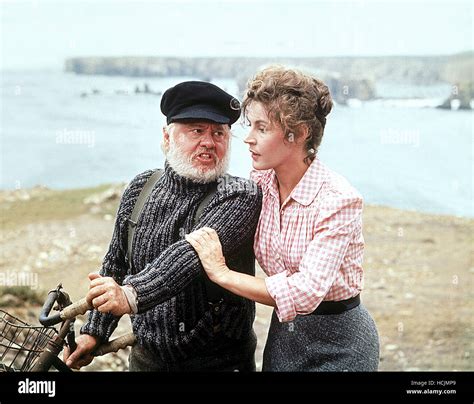 PETE'S DRAGON, Mickey Rooney, Helen Reddy, 1977 Stock Photo - Alamy