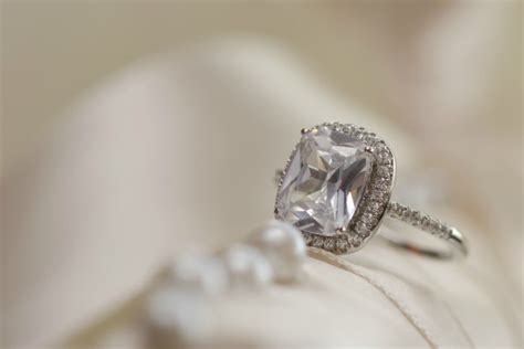 The Pros and Cons of Moissanite Engagement Rings