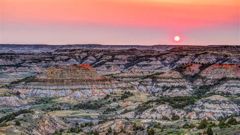 Sunset over the badlands of Theodore Roosevelt National Park ...