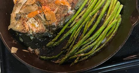 Skillet cooked Salmon Steak & Asparagus Recipe by CutterStyles - Cookpad