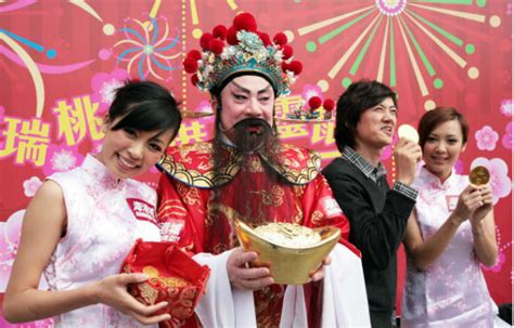 10 Popular Chinese New Year Traditions - The List Love