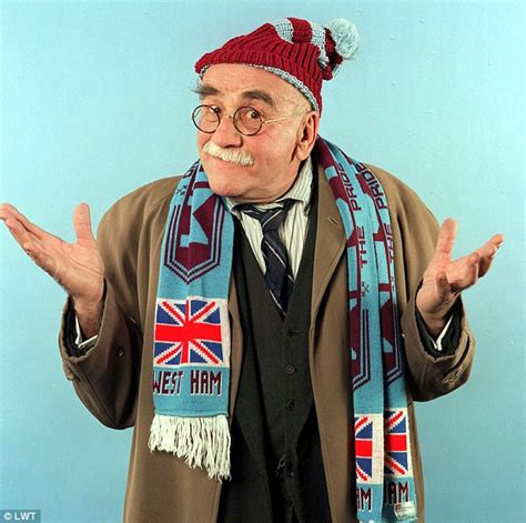 Alf Garnett star Warren Mitchell dies aged 89 | Daily Mail Online