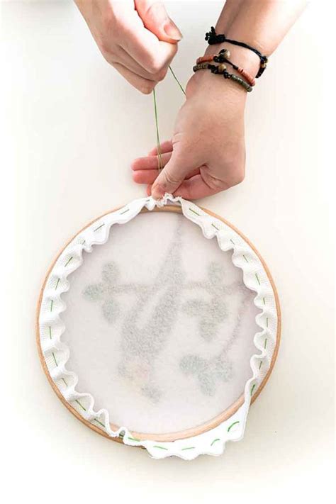 TUTORIAL: How to frame your embroidery work in an embroidery hoop | Cross stitch tutorial, Cross ...