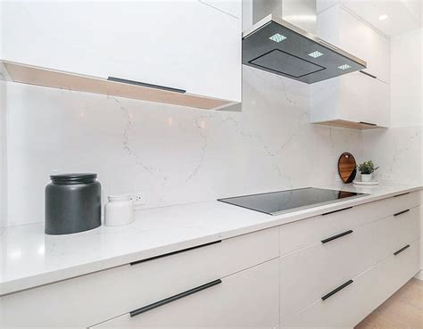 15 Pros & Cons of Quartz Backsplashes (Are They Worth It?)