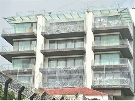 Mannat SRK house| Shah Rukh Khan covers his house Mannat with plastic ...