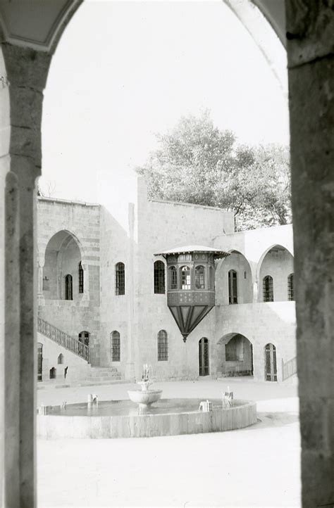 Courtyard with fountain | DW Digital Archive