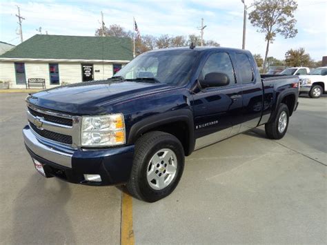 Chevrolet Silverado 1500 - Information and photos - MOMENTcar