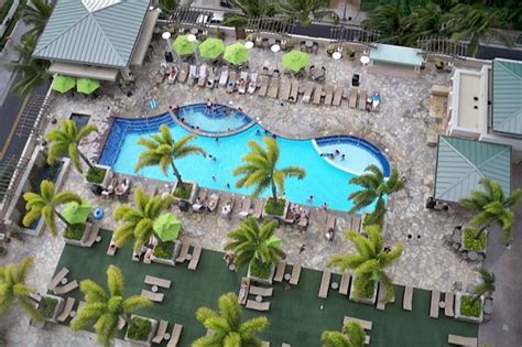 The Hopeful Traveler: Embassy Suites Waikiki Beach Walk: Swimming Pool Deck