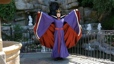 This Evil Queen in Disneyland is absolutely killing it Video - ABC News