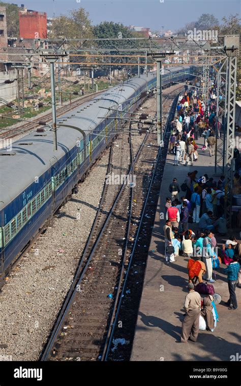 Old delhi railway station hi-res stock photography and images - Alamy