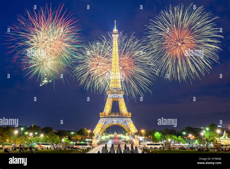 Eiffel tower light performance show and New Year 2017 fireworks in ...