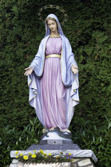 19 of the Most Breathtakingly Beautiful Statues of Our Lady | ChurchPOP | Blessed mother statue ...