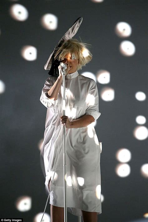 Sia finally reveals her face on Colorado stage as she gets caught in a gust of wind | Daily Mail ...