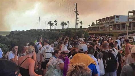 Video shows the chaos on the ground as tourist flee wildfires in Greece | CNN