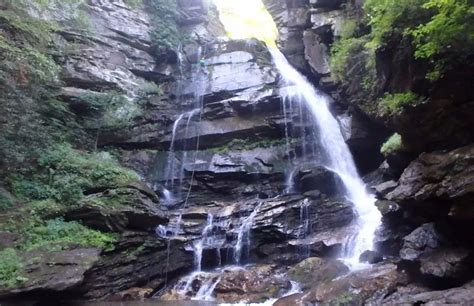 5 Beautiful Waterfalls Near Saluda, North Carolina