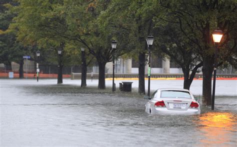 Hurricane Sandy gains strength as East Coast flooding begins; FEMA ...