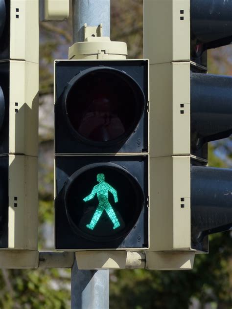 What Every Crossing Pedestrian Should Know About Warning Lights