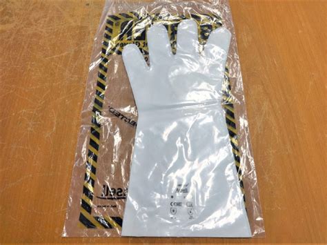 ANSELL 02-100 BARRIER CHEMICAL RESISTANT GLOVES - SIZE 9 - LOT OF (40 ...