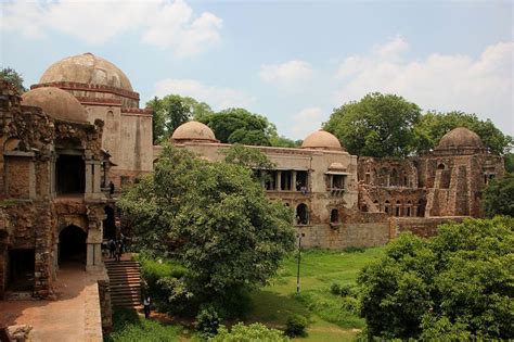 Hauz Khas Village, Delhi - Entry Fee, Visit Timings, Things To Do & More...