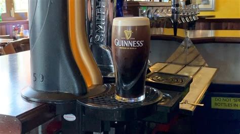 How to Pour a Perfect Pint of Guinness - YouTube