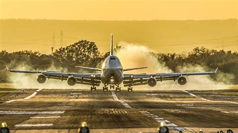 BOEING 747 Sunset LANDING with lots of SMOKE (4K) - YouTube