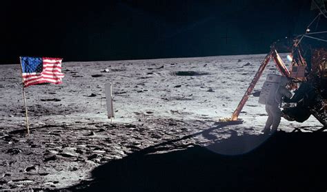 Neil Armstrong, First Man on Moon, Dies at 82 - The New York Times