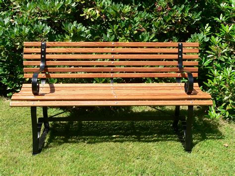 File:Garden bench 001.jpg - Wikimedia Commons