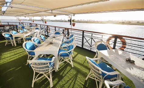 This Floating Maadi Restaurant Takes Instagrammable Food to a New Level - Scoop Empire