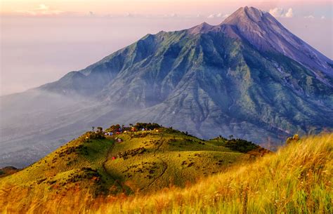 9 Gunung Terindah di Indonesia yang Mempesona - RedDoorz Blog