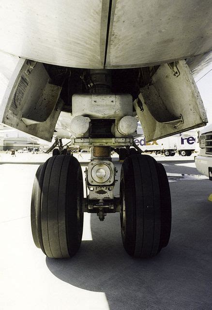 Boeing 727-200 Nose wheels, from front, FedEx 727-200, Travis AFB, 2000 | Boeing 727, Boeing 727 ...