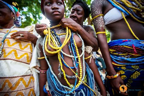 Le cerimonie e i riti di iniziazione del popolo Krobo - Kanaga Africa Tours