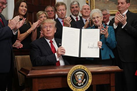 Trump firma orden ejecutiva para debilitar “Obamacare” | La Opinión