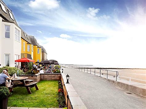 Top 20 Beachfront Hotels in North Wales - Emmy Cruz's Guide