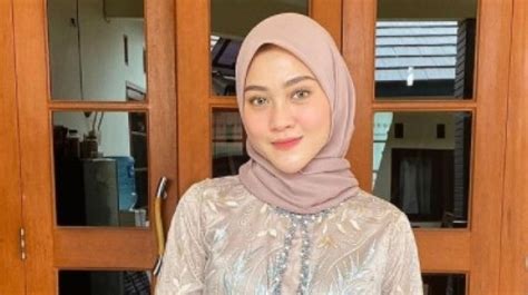 4 Fakta Henny Rahman, Sempat Lepas Hijab hingga Menikah dengan Alvin Faiz