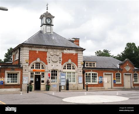 Hatch end station hi-res stock photography and images - Alamy