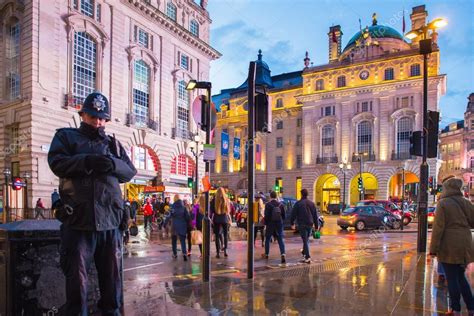 Piccadilly Circus Evening London – Stock Editorial Photo © littleny #99935260