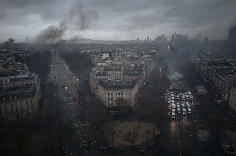 Riots in Paris right now : r/pics