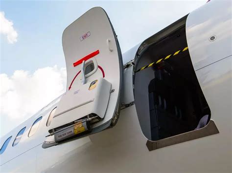 It's physically impossible to open an airplane door mid-flight. Here's why. | Business Insider India