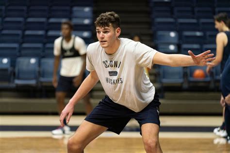 Donovan Clingan of Bristol receives ovation in his first UConn game