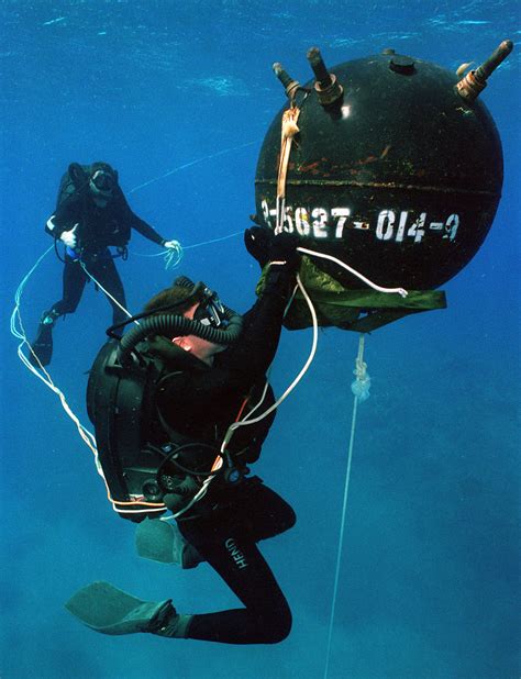 File:US Navy explosive ordnance disposal (EOD) divers.jpg - Wikipedia