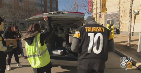 Steelers, Penguins and Pirates players hand out Thanksgiving meals - CBS Pittsburgh