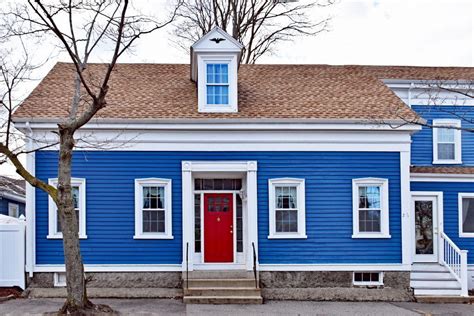 I bet this house looks amazing on the 4th of July! The perfect patriot blue and red #bluehouse # ...