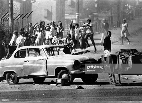 South African rioters in Soweto use cars as roadblocks during unrest ...