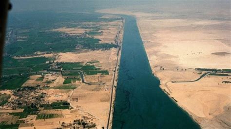 Canal de Suez: los buques anclados consiguen pasar y se recupera el nivel de navegación