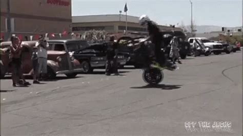 Trick Rider Motorcycle Stunts GIF - TrickRider MotorcycleStunts StuntRider - Discover & Share GIFs