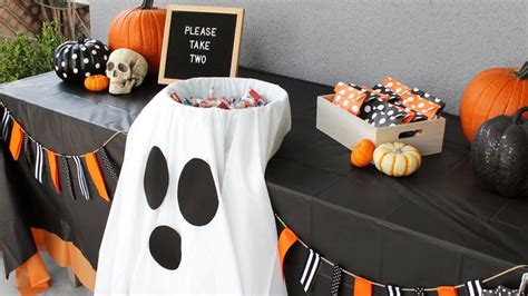 DIY Socially Distant Halloween Trick-or-Treat Table in 2020 | Halloween ...