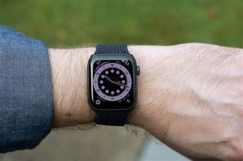 The 44mm Apple Watch SE is $40 off at Amazon - The Verge