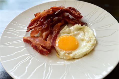 Oeufs Au Bacon Pour Le Petit Déjeuner Sur Une Plaque Blanche | Photo Premium